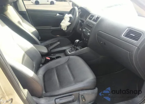 2014 Volkswagen Jetta 1.8T Se z USA, uszkodzony, nr VIN 3VWD17AJ3EM249733